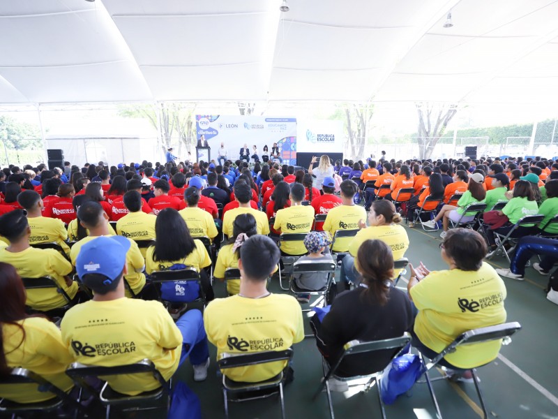 Jóvenes son dignos representantes de la Republica Escolar