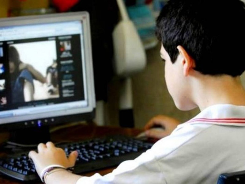 Jóvenes usan internet como fuente de información sexual