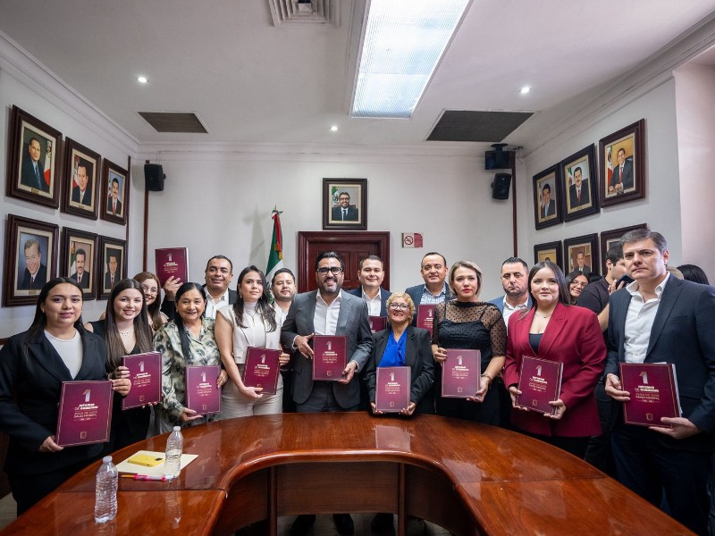 Juan de Dios Gámez entrega primer informe al cabildo de Culiacán Juan de Dios Gámez entrega primer informe al cabildo de Culiacán
