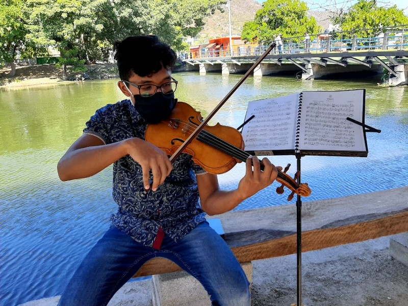 Juan Francisco, joven violinista istmeño que aspira conquistar grandes escenarios