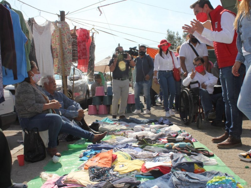 Juan Pablo Marún recorre tianguis el Coecillo