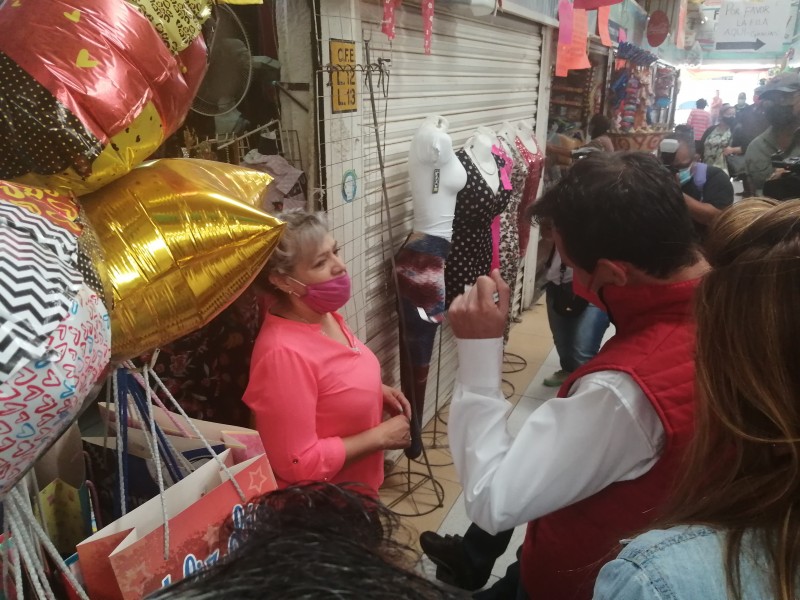 Juan Pablo Marún visita mercado el Cortijo