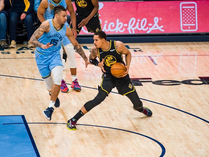 Juan Toscano seguirá su carrera en los Lakers