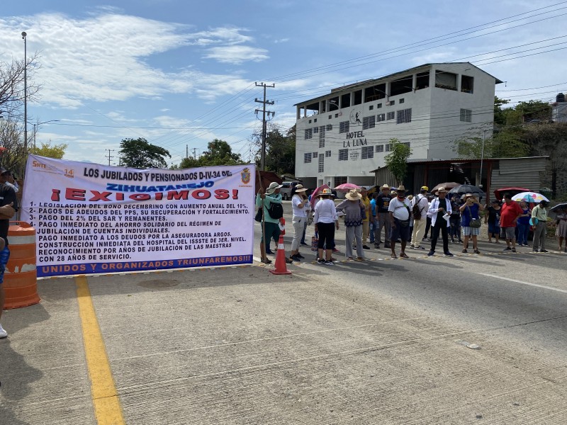 Jubilados bloquean en cinco municipios de Costa Grande