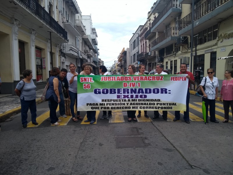 Jubilados bloquean Independencia esquina Molina