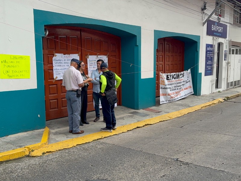 Jubilados bloquean oficinas del SSTEEV en Xalapa por impago de prestaciones