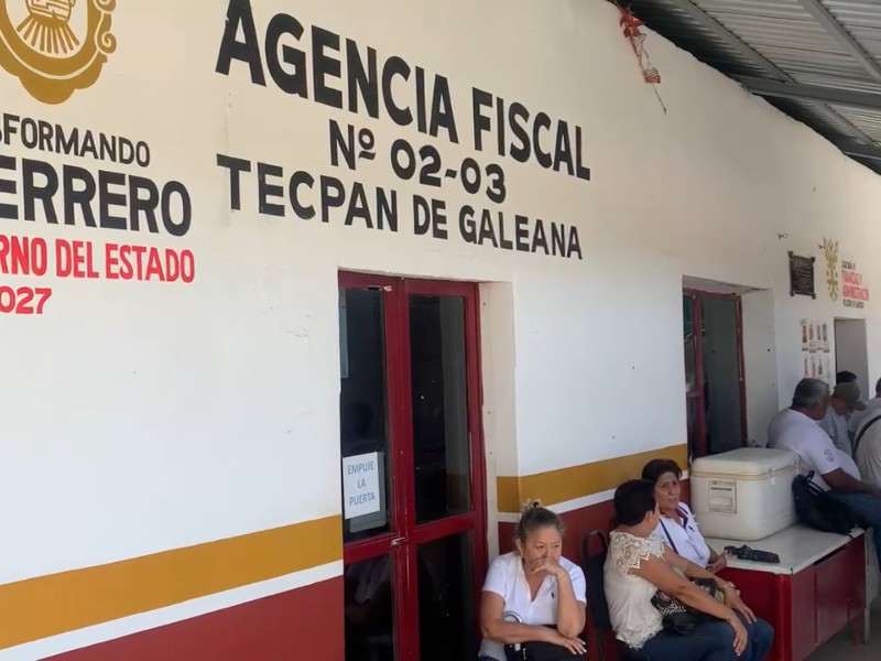 Jubilados de Atoyac y Tecpan toman oficinas de Finanzas para exigir pagos