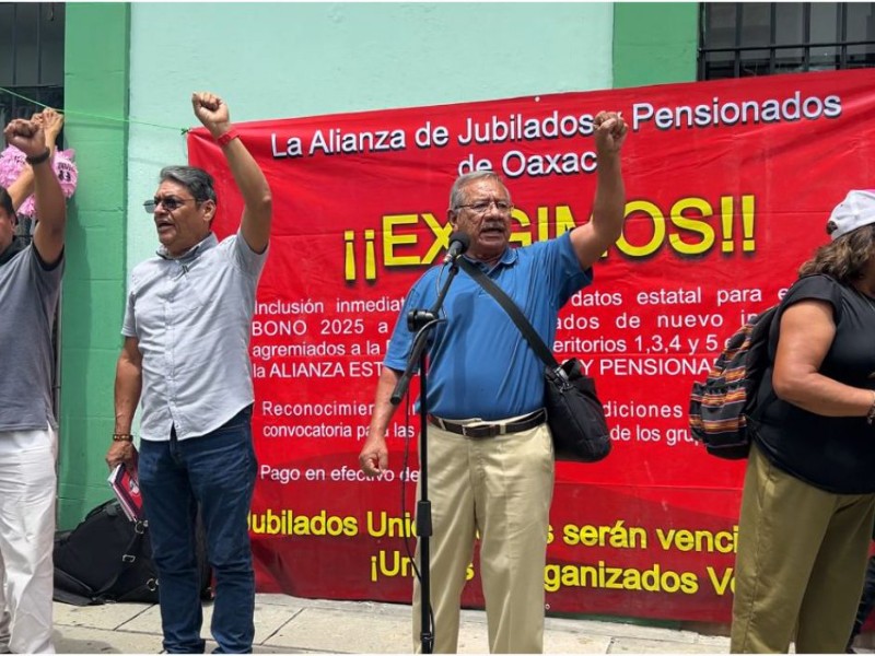 Jubilados de la S-22 y normalistas mantienen bloqueos, exigen atención en Oaxaca