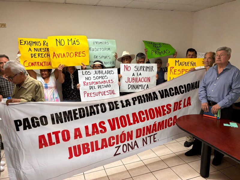 Jubilados de la UAS realizan plantón en rechazo a reingeniería financiera