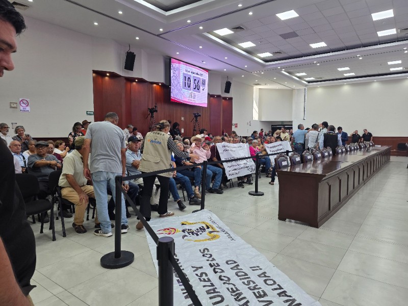 Jubilados de la UAS se manifiestan en el Congreso del Estado