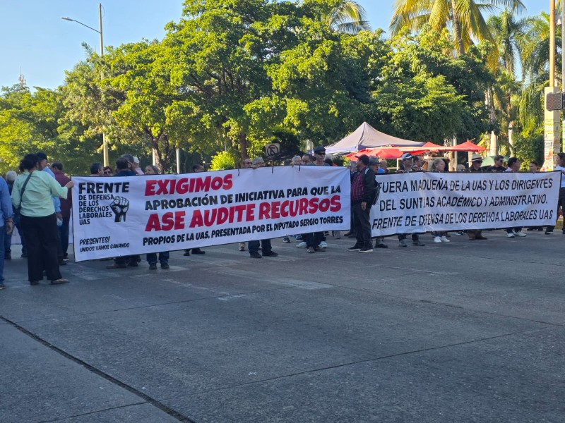 Jubilados de la Universidad Autónoma de Sinaloa protestan por falta de aguinaldo