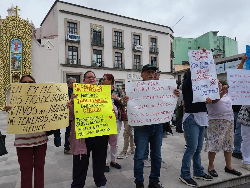 Jubilados de Pemex protestan por falta de atención médica en Xalapa