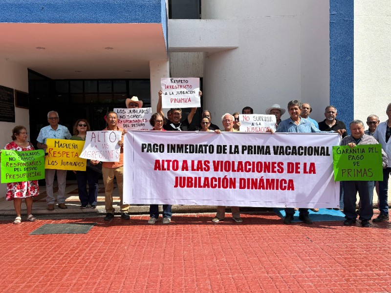 Jubilados de UAS se manifiestan, exigen pago de prestaciones laborales