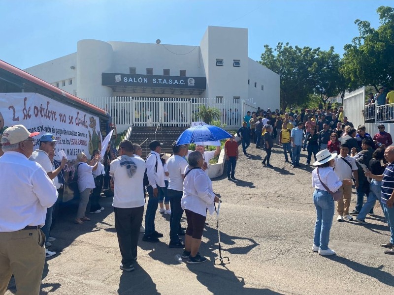Jubilados del Ayuntamiento se manifiestan; acusan inadecuada administración del líder sindical