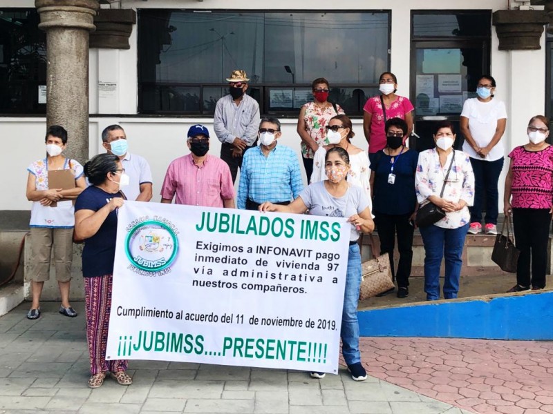 Jubilados del IMSS piden pago de recursos