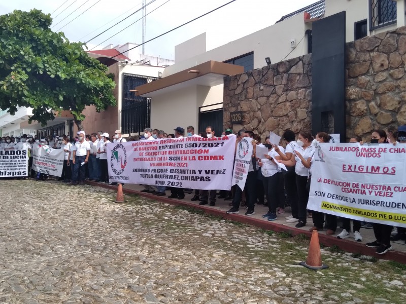 Jubilados del IMSS protestan contra jurisprudencia de la corte