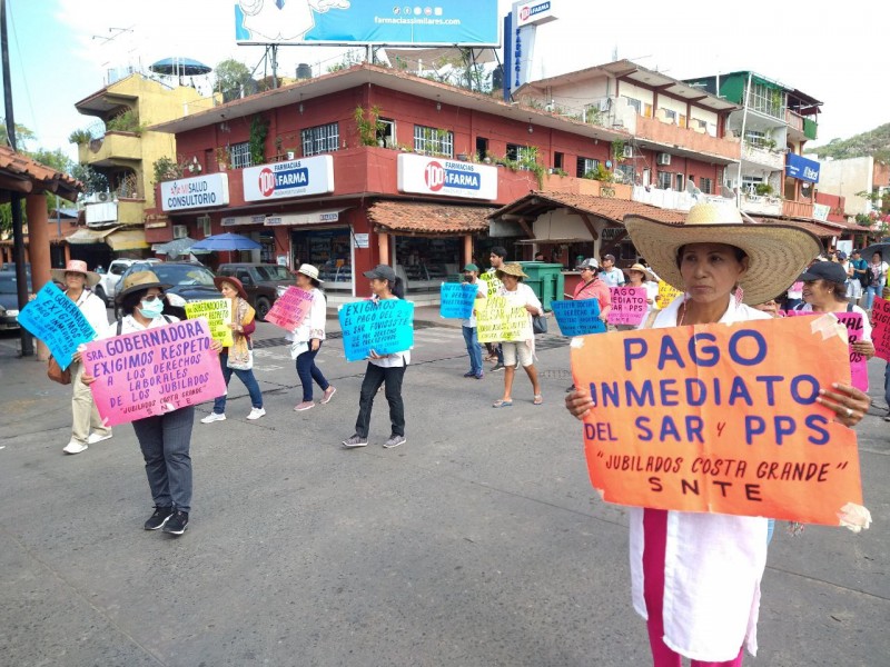 Jubilados en Costa Grande, piden voluntad y pagar adeudos