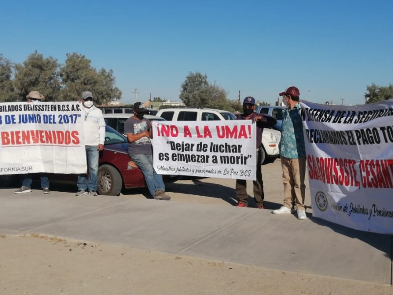 Jubilados exigen pago de prestaciones