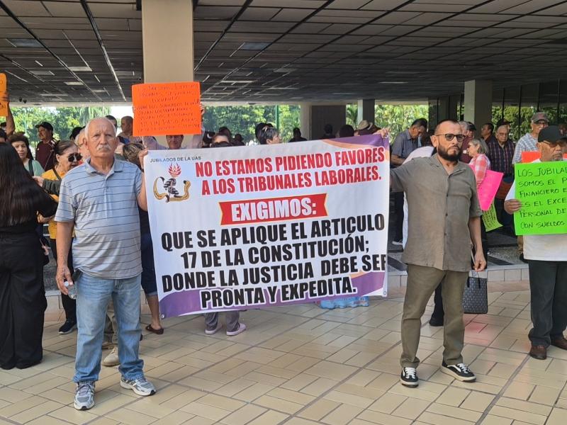 Jubilados mantienen protestas contra descuentos en sus ingresos