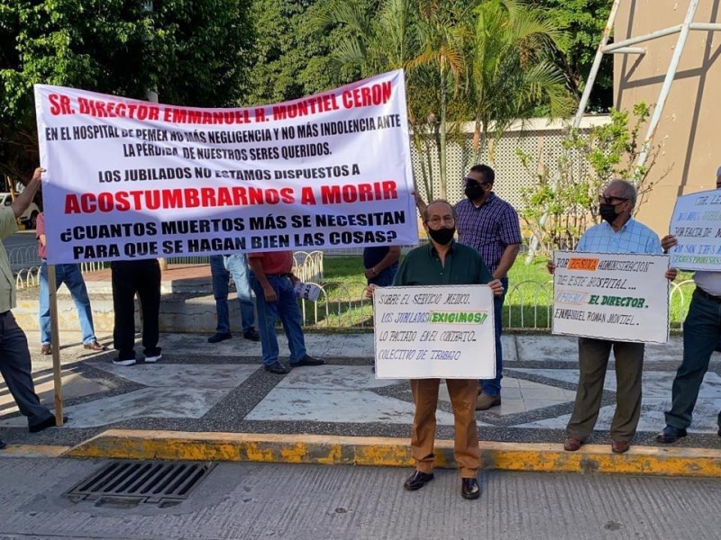 Jubilados petroleros se manifiestan contra hospital de Poza Rica