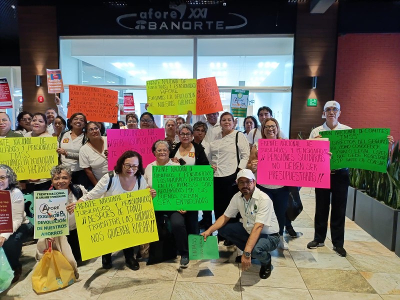 Jubilados se manifestación piden devolución de sus ahorros