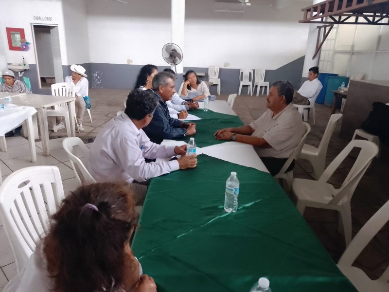 Jubilados protestan en Petacalco; Instalan mesa de trabajo