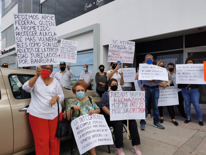 Jubilados se manifiestan por retiro de servicios médicos