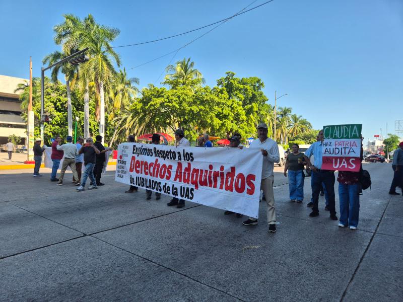 Jubilados universitarios protestan por descuentos de hasta 20%