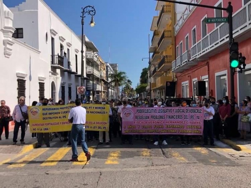 Jubilados y pensionados bloquean calle en centro de Veracruz