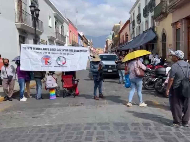 Jubilados y pensionados de la S22 bloquean calles en Oaxaca