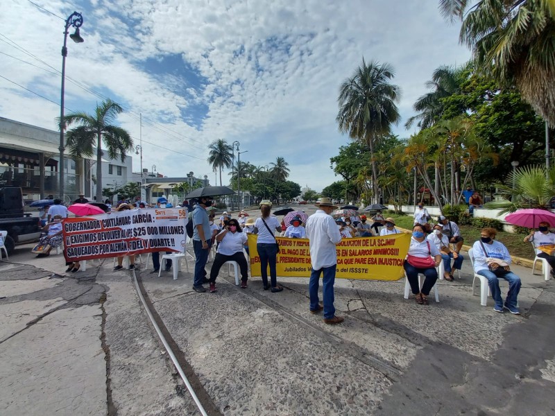 Jubilados y Pensionados de Veracruz bloquean calles del centro