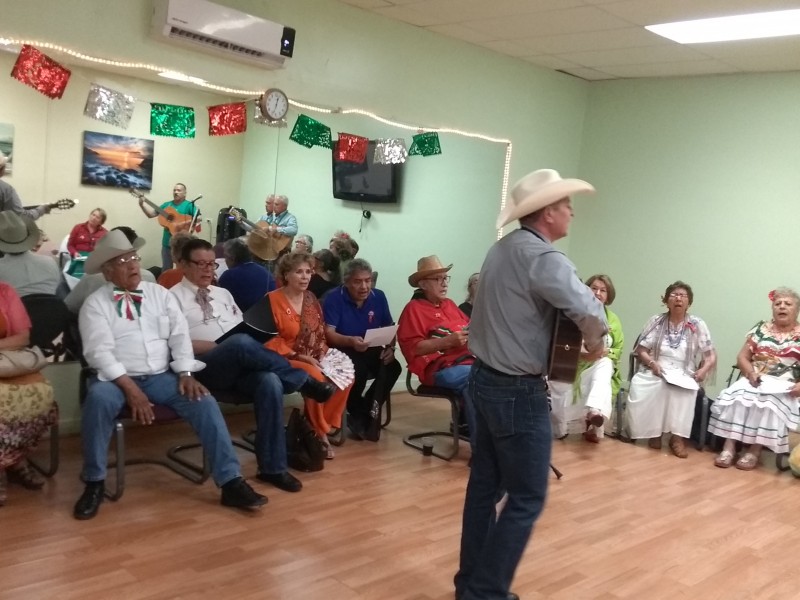 Jubilados y Pensionados del ISSSTESON festejan la Patria.