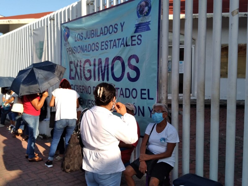 Jubilados y pensionados estatales toman delegación de Finanzas