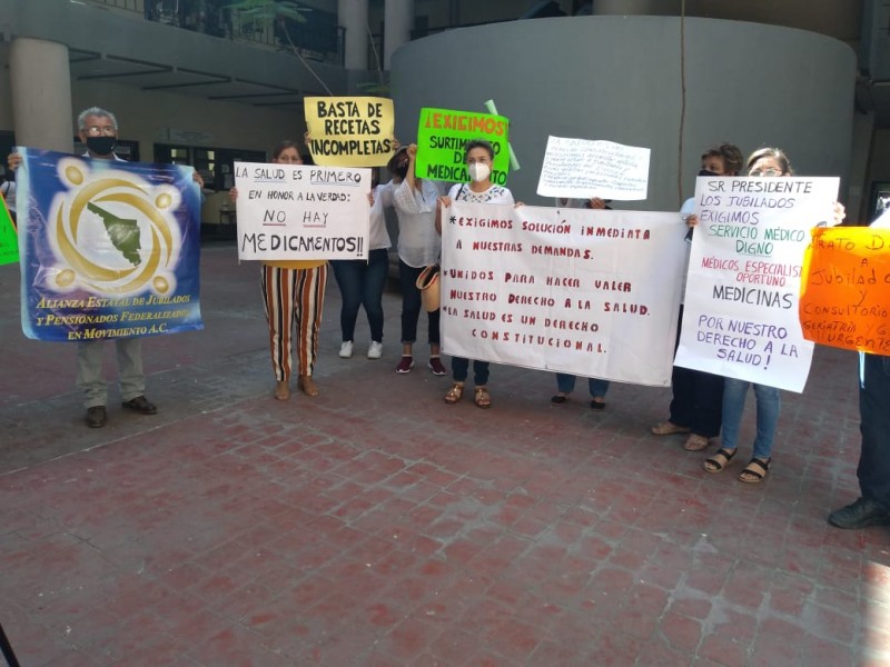 Jubilados y pensionados exigen abasto de medicinas en Issste