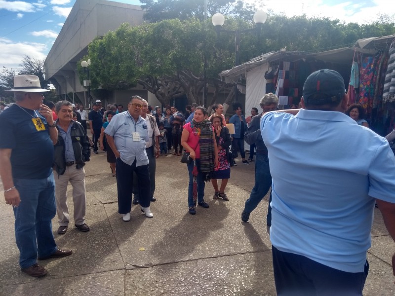 Jubilados y pensionados marchan ante falta de pagos