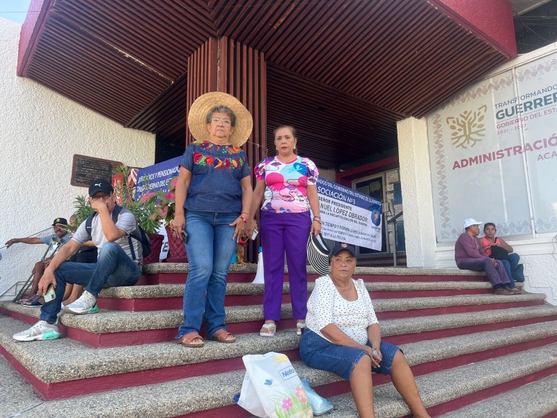 Jubilados y pensionados toman oficina recaudadora en Acapulco