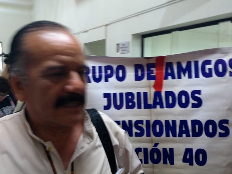 Jubilados y pensionados toman oficinas centrales exigen pagos