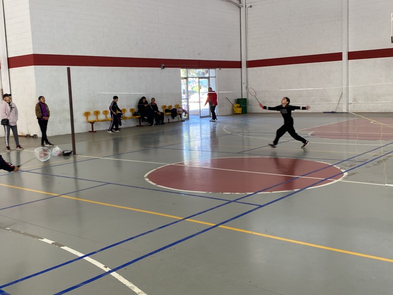 Juegan estudiantes de primaria al Bádminton