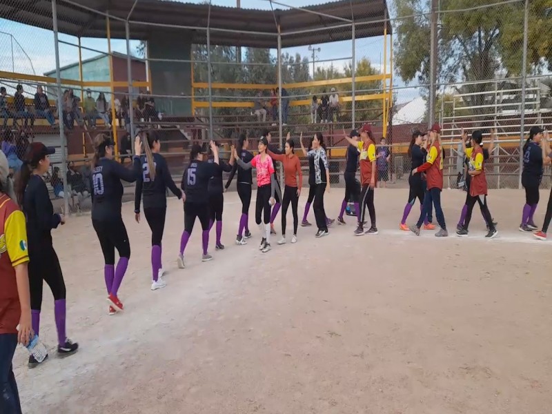 Juegan softbol por día de no violencia a las mujeres