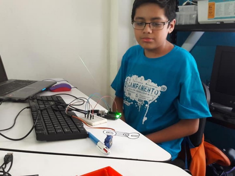 Juegan y aprenden en campamento de tecnología