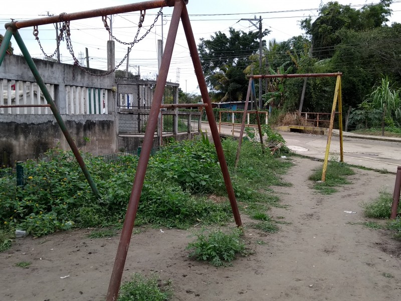 Juegos infantiles en abandono