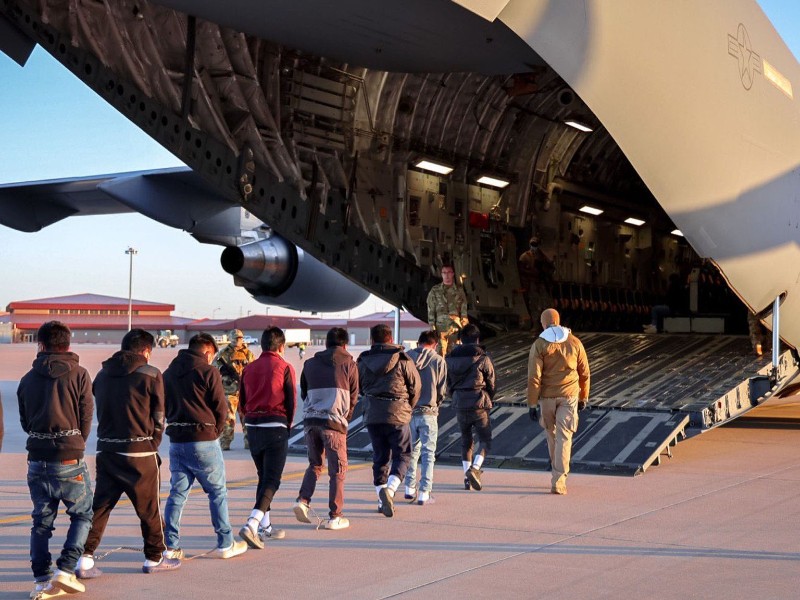 Juez federal reanuda investigación sobre vuelos de deportación de Trump