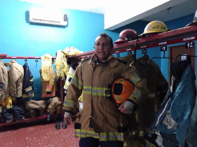 Juliàn celebra 34 años de ser Bombero