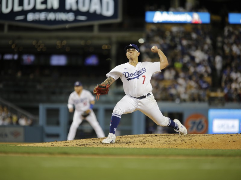 Julio Urías fue arrestado por presunta violencia doméstica