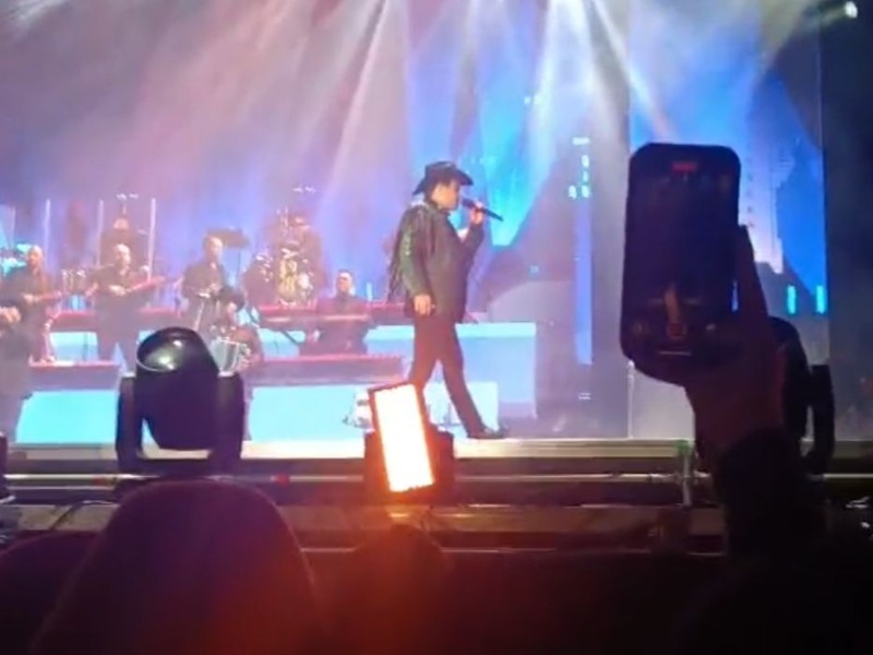 Julión Álvarez pone a cantar a los poblanos
