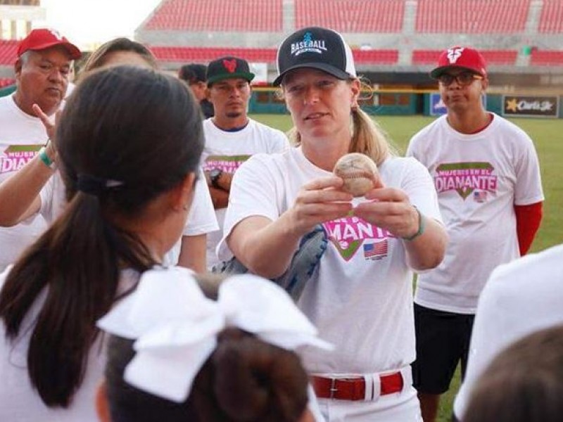 Coach Justine Siegal es activada por los Venados