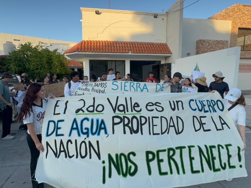 Jóvenes de Cabo San Lucas protestan por desabasto de agua en colonias