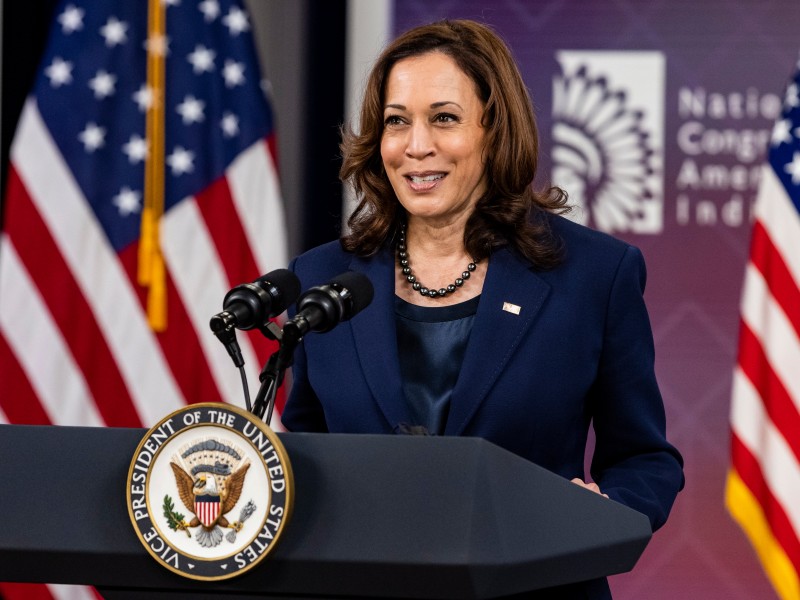 Kamala Harris, vicepresidenta de EU da positivo a COVID-19