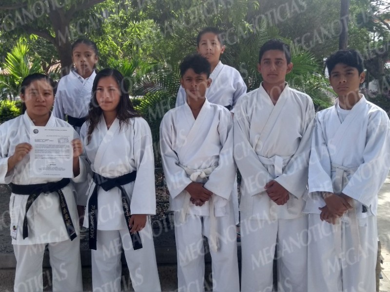 Karatekas tehuanos piden apoyo para competición nacional