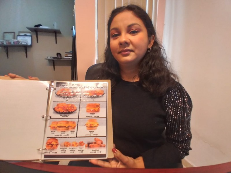 Karina Fimbres elabora menús en Braille para resturantes en México